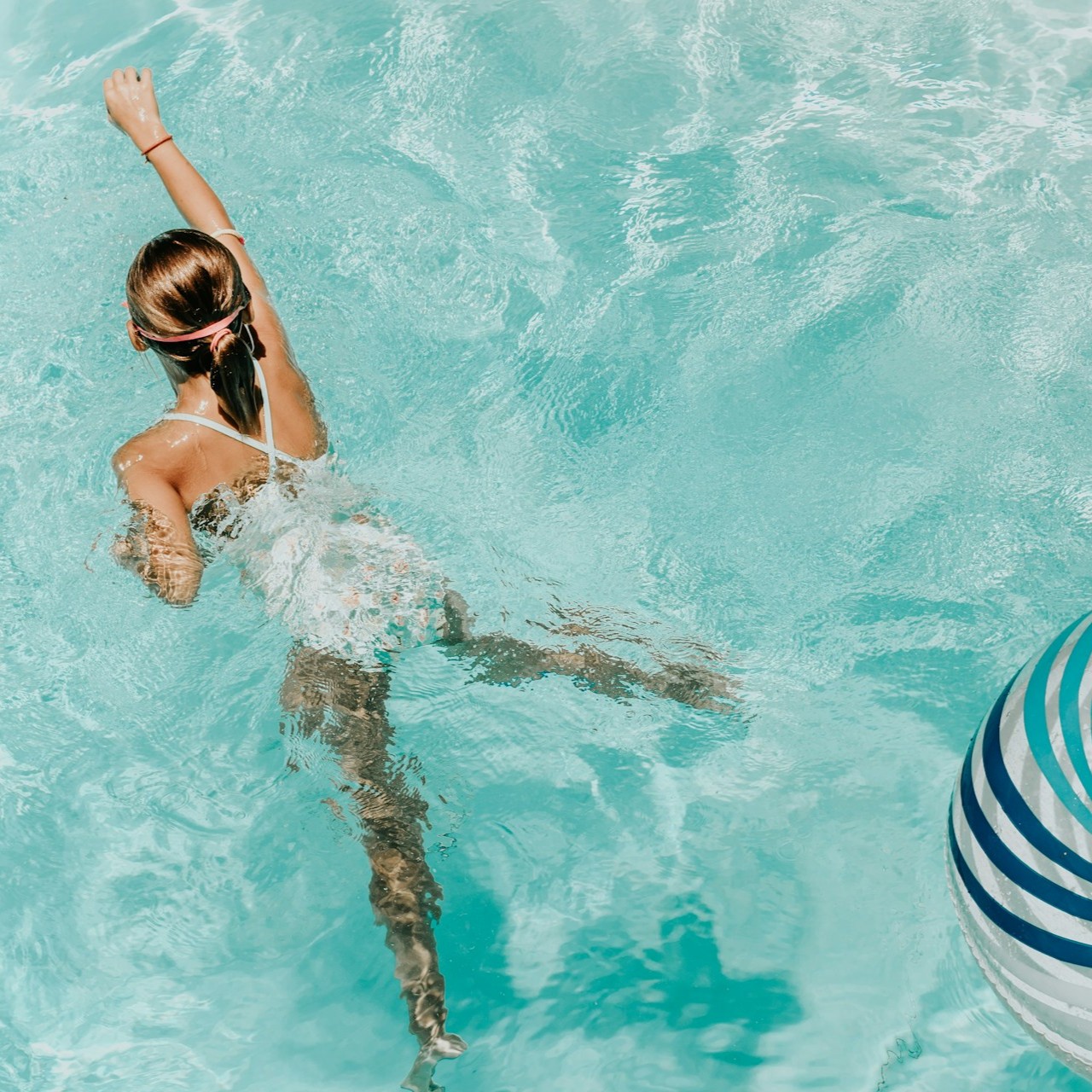 kid-is-playing-in-pool